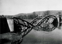 Zerstörte Weserbrücke