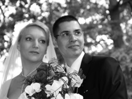 Hochzeitsfoto junges Paar in schwarzweiß
